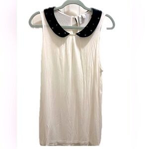 Elle Sleeveless Blouse With Flower Accents on Black Collar